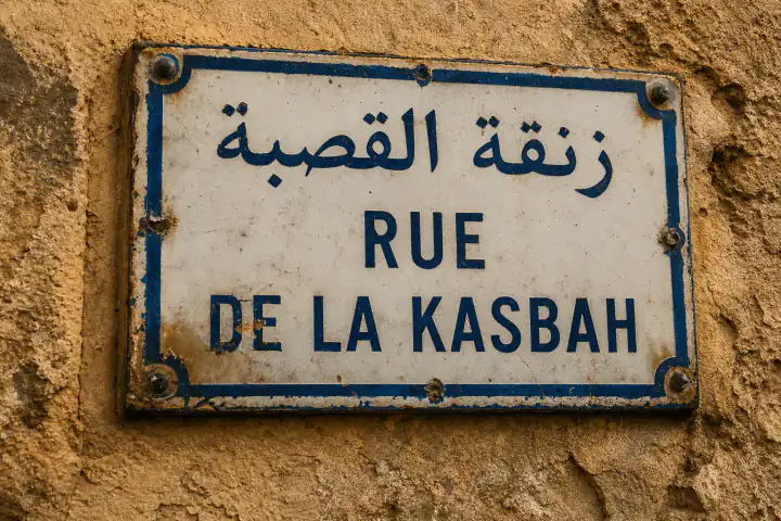 Street sign clue used to find where a photo was taken