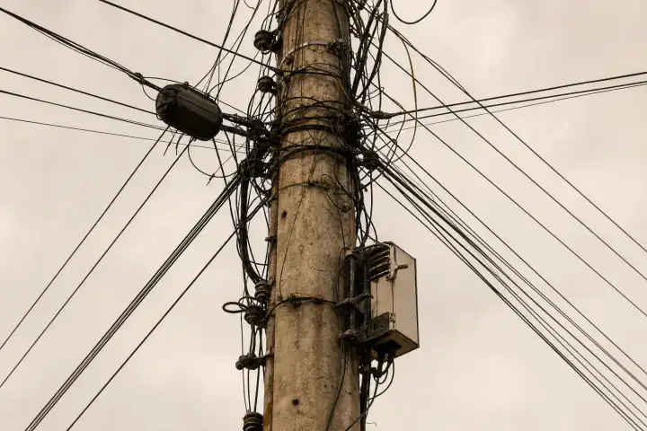 Utility pole and wiring clues used to locate a photo